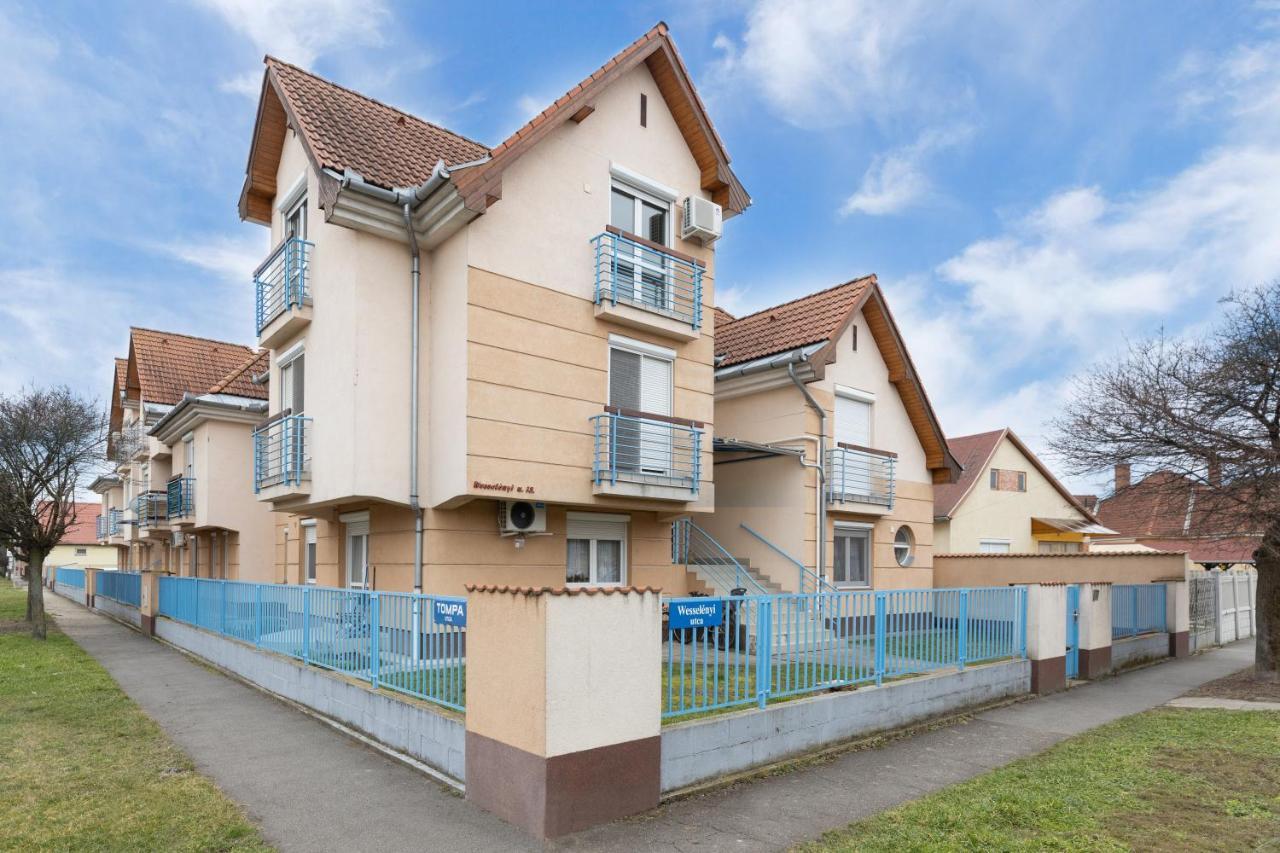 Marta Apartman Hajdúszoboszló Buitenkant foto